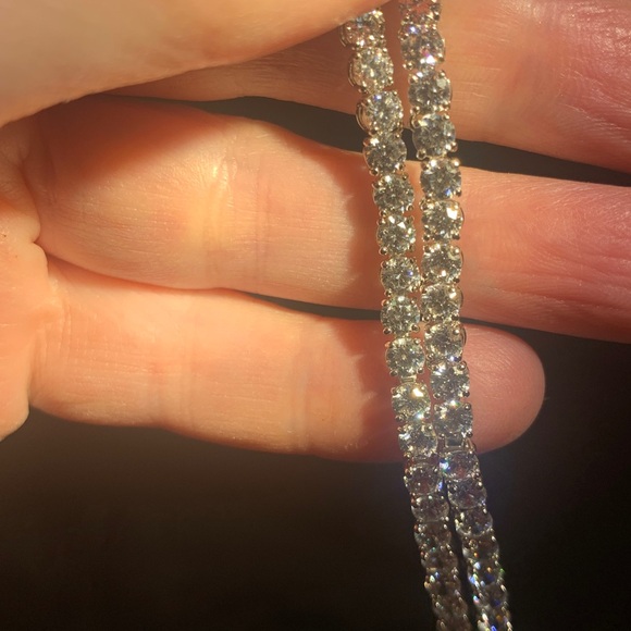 Absolutely stunning tennis necklace, extremely high quality sparkly stones.Must!